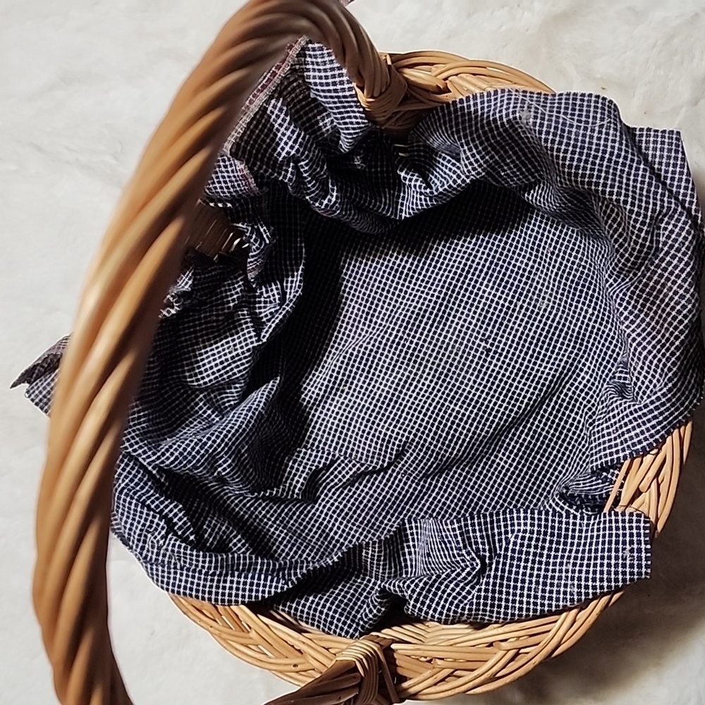 Wicker Basket with Blue Checkered Cloth. SEE PHOTOS !! - Picture 2 of 7